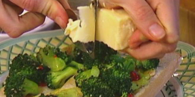 Рецепт брускетты с брокколи, чили и чесноком