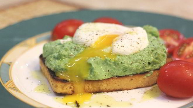 Рецепт брускетты с фасолью и яйцом пашот