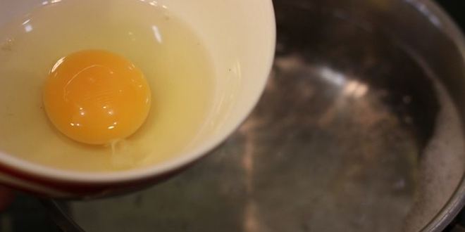 Рецепт брускетты с фасолью и яйцом пашот