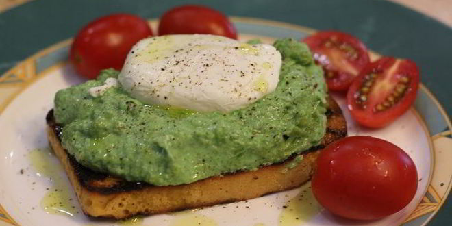 Рецепт брускетты с фасолью и яйцом пашот