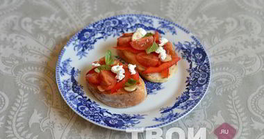 Рецепт Брускетты с фетой, базиликом и овощами
