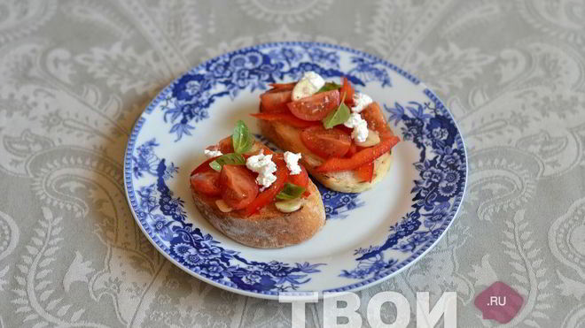 Рецепт брускетты с фетой, базиликом и овощами