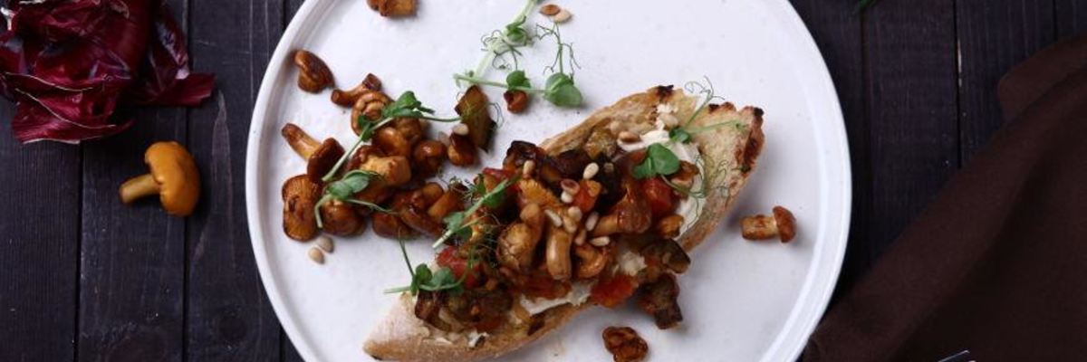 Рецепт Брускетты с лисичками и хумусом
