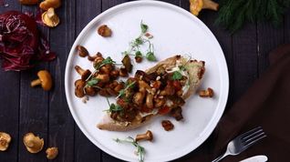 Рецепт Брускетты с лисичками и хумусом