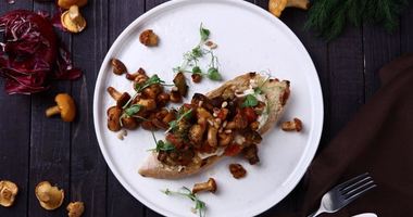 Рецепт Брускетты с лисичками и хумусом