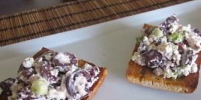 Рецепт брускетты с маслинами и фетой