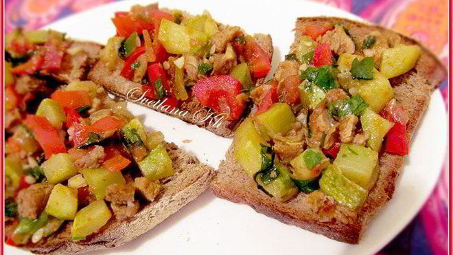 Рецепт брускетты с мясом и овощами