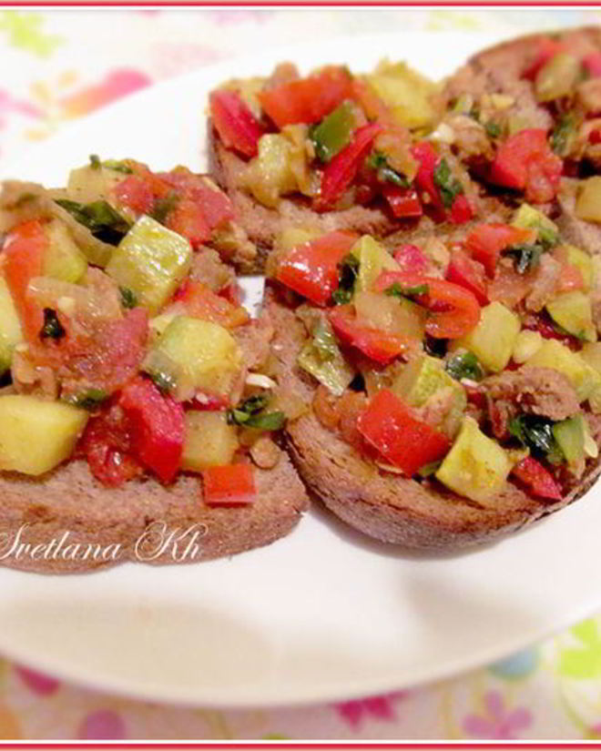 Рецепт брускетты с мясом и овощами