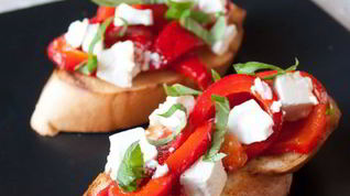 Рецепт Брускетты с печеным перцем и фетой