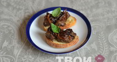 Рецепт Брускетты с печенью и бальзамическим луком