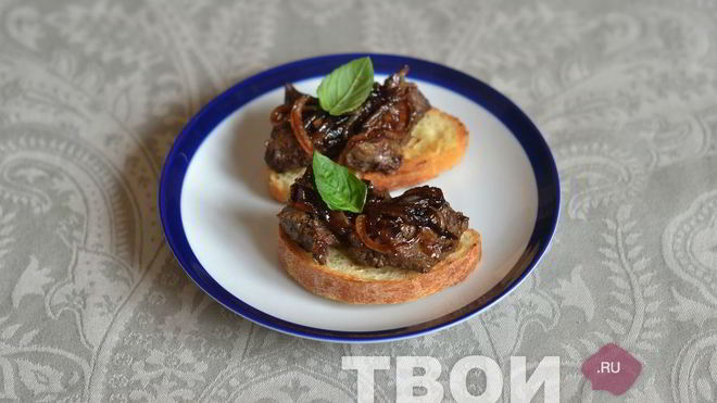 Рецепт брускетты с печенью и бальзамическим луком