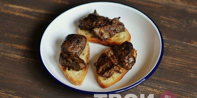 Рецепт брускетты с печенью и бальзамическим луком