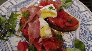 Рецепт Брускетты с помидорами, беконом и яйцом пашот