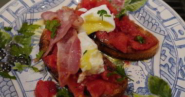 Рецепт Брускетты с помидорами, беконом и яйцом пашот