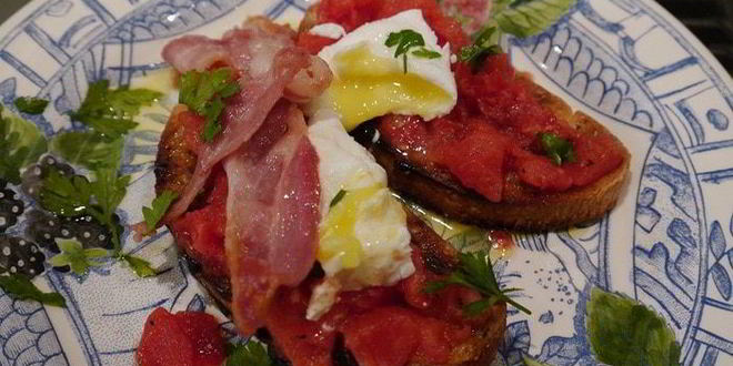 Рецепт Брускетты с помидорами, беконом и яйцом пашот