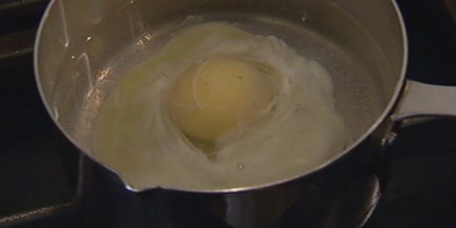 Рецепт брускетты с помидорами, беконом и яйцом пашот