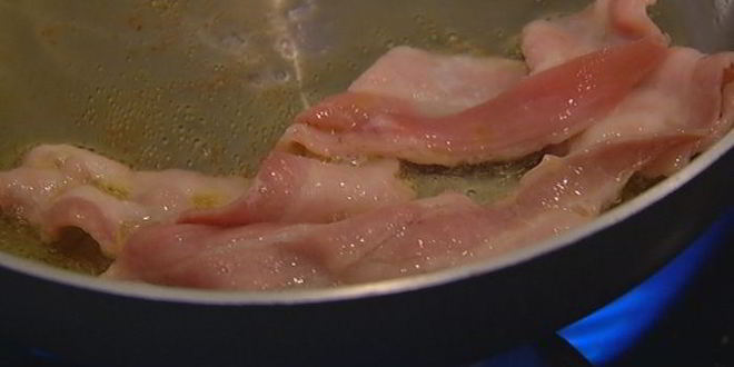 Рецепт брускетты с помидорами, беконом и яйцом пашот