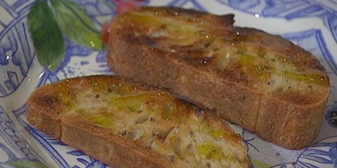 Рецепт брускетты с помидорами, беконом и яйцом пашот