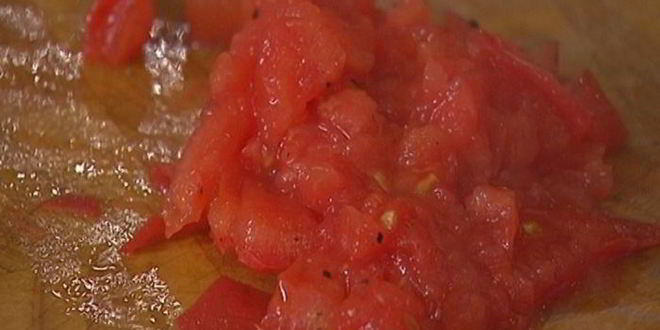 Рецепт брускетты с помидорами, беконом и яйцом пашот