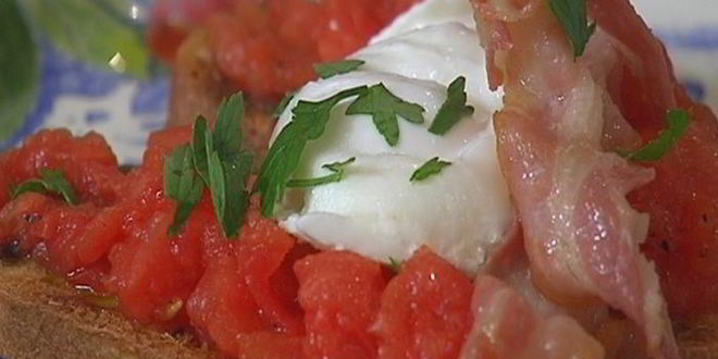 Рецепт брускетты с помидорами, беконом и яйцом пашот