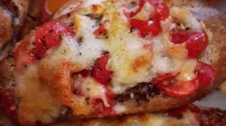 Рецепт Брускетты с помидорами черри и сыром моцарелла