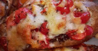 Рецепт Брускетты с помидорами черри и сыром моцарелла