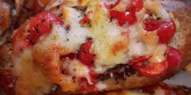 Рецепт Брускетты с помидорами черри и сыром моцарелла