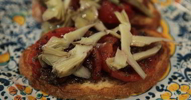 Рецепт Брускетты с помидорами-гриль и артишоками