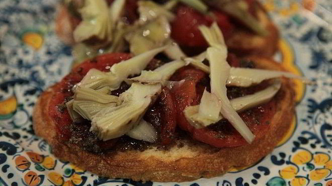 Рецепт брускетты с помидорами-гриль и артишоками