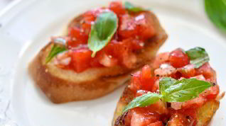 Рецепт Брускетты с помидорами и базиликом