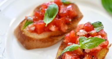 Рецепт Брускетты с помидорами и базиликом