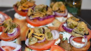 Рецепт Брускетты с помидорами и мидиями