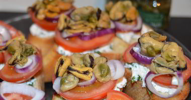 Рецепт Брускетты с помидорами и мидиями