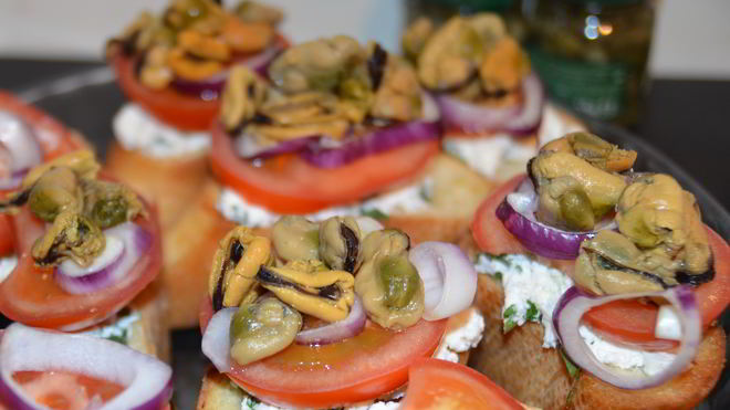 Рецепт брускетты с помидорами и мидиями