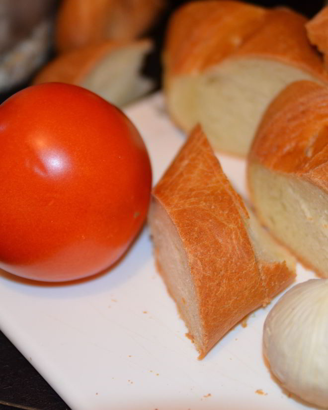 Рецепт брускетты с помидорами и мидиями