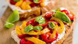 Рецепт Брускетты с помидорами и сладким перцем
