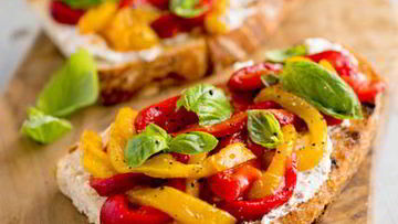 Рецепт Брускетты с помидорами и сладким перцем