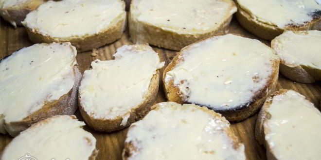 Рецепт брускетты с помидорами и сыром