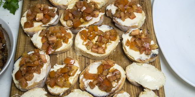 Рецепт брускетты с помидорами и сыром