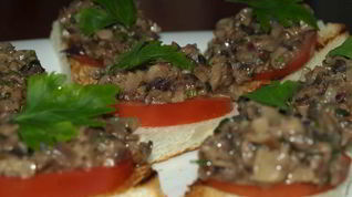 Рецепт Брускетты с помидорами, шампиньонами и луком