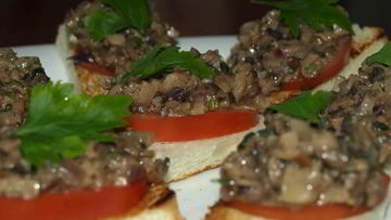 Рецепт Брускетты с помидорами, шампиньонами и луком
