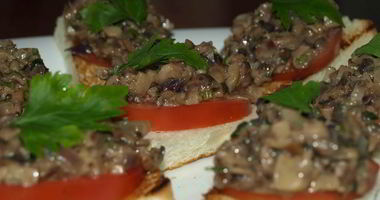 Рецепт Брускетты с помидорами, шампиньонами и луком