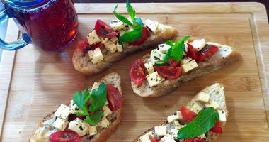 Рецепт Брускетты с сулугуни