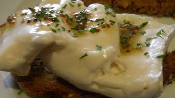 Рецепт Брускетты с теплым козьим сыром и уксусно-горчичной заправкой