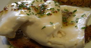 Рецепт Брускетты с теплым козьим сыром и уксусно-горчичной заправкой