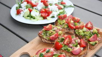 Рецепт Брускетты с цукини, зеленым луком и беконом