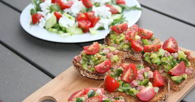 Рецепт Брускетты с цукини, зеленым луком и беконом