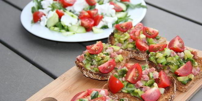 Рецепт Брускетты с цукини, зеленым луком и беконом