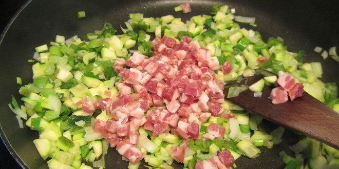 Рецепт брускетты с цукини, зеленым луком и беконом