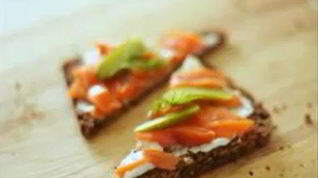 Рецепт Брускетты со сливочным сыром и копченой рыбой